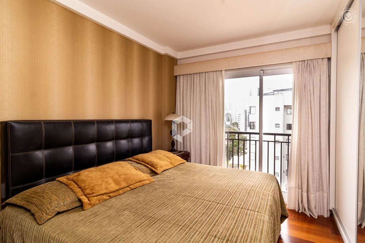 3-bedroom apartment with a glazed enclosed balcony — photo 11