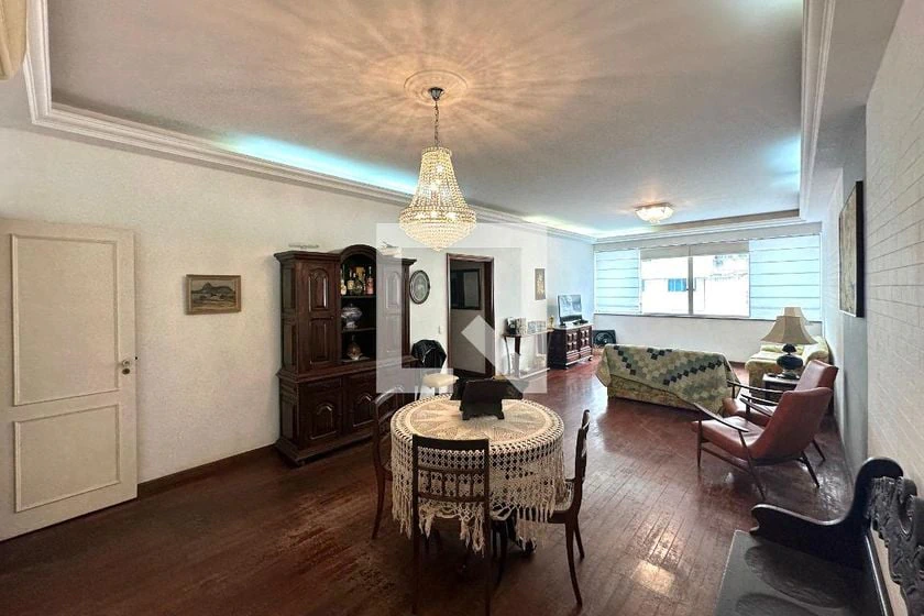 200 m² apartment with a home office and a washing machine