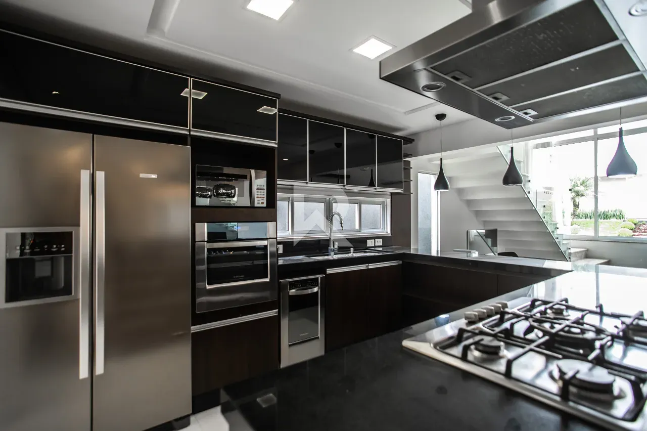 Furnished house with 4 bedrooms and 302 m² and a garden — photo 9
