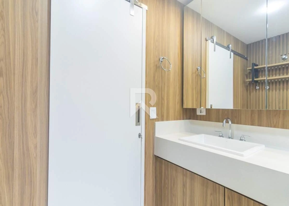 4-bedroom house with a bathtub in Curitiba — photo 27