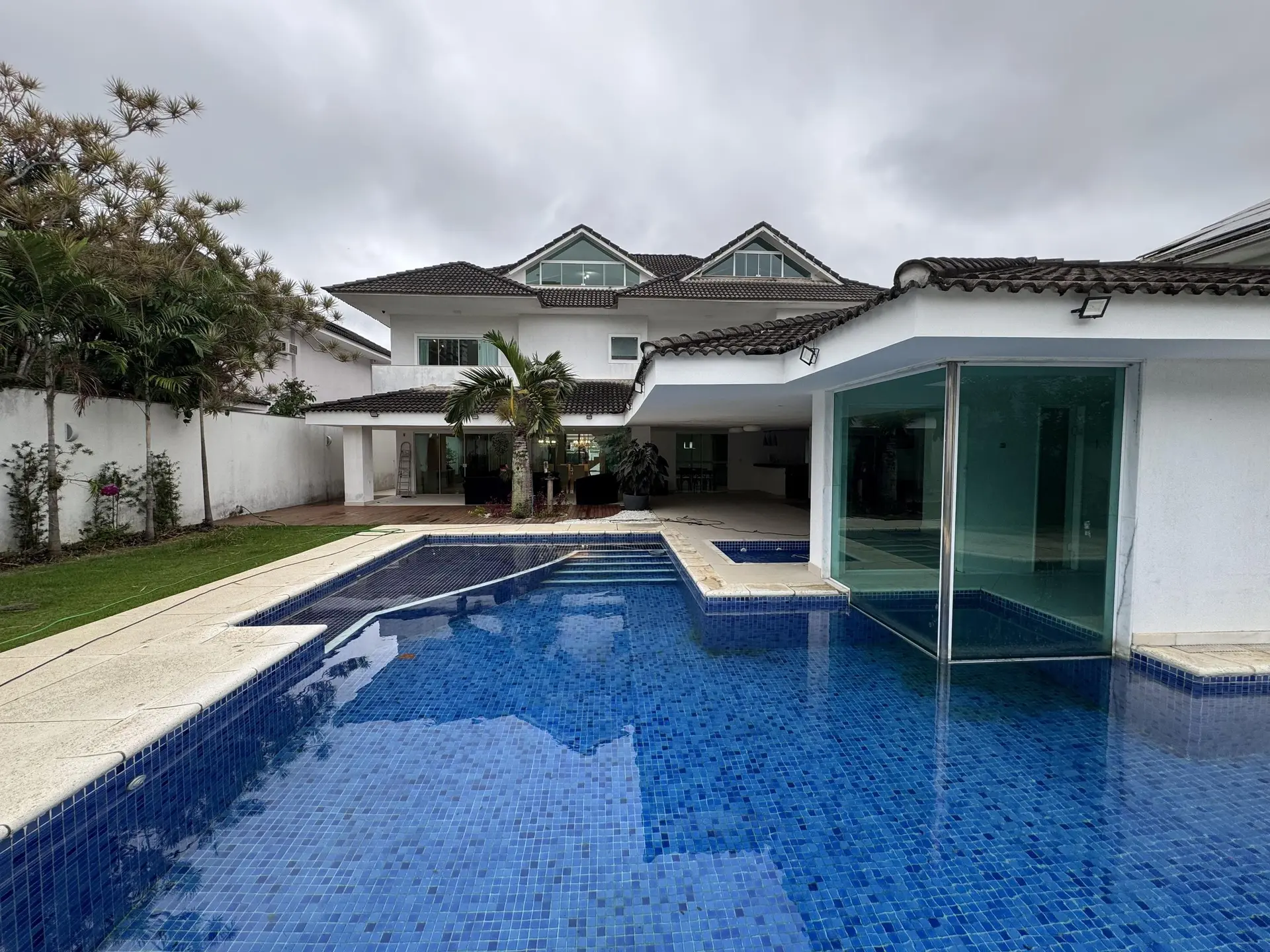 Bathtub in a 5-bedroom house, 1000 m² — photo 23