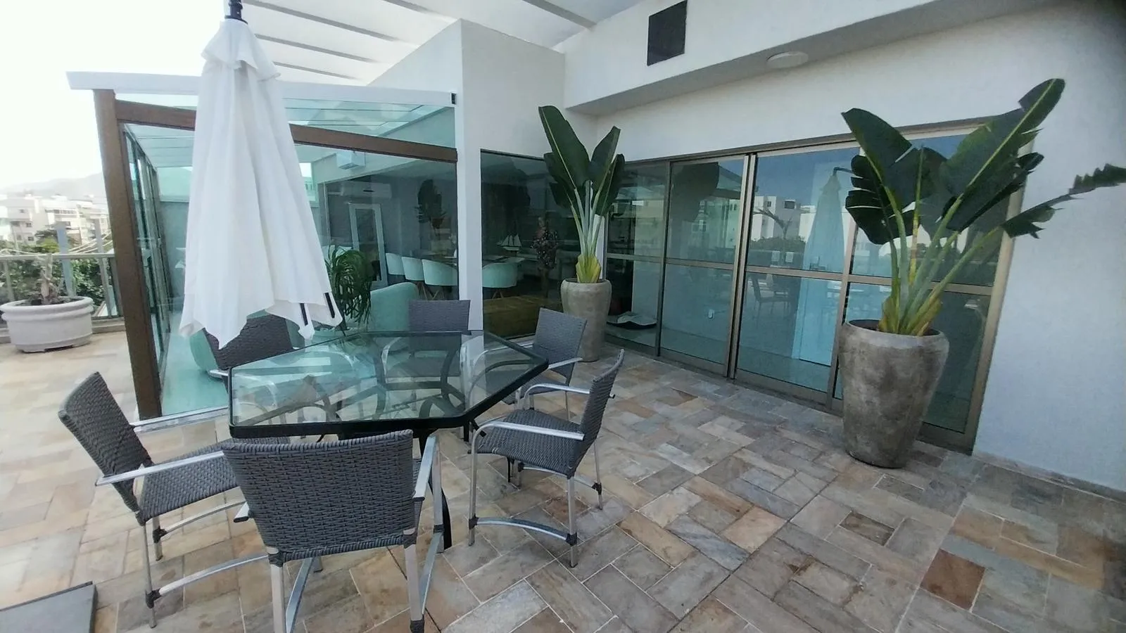 Unfurnished apartment with 4 bedrooms and 5 bathrooms — photo 61