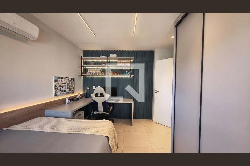 4-bedroom apartment with a glass-enclosed balcony — photo 20