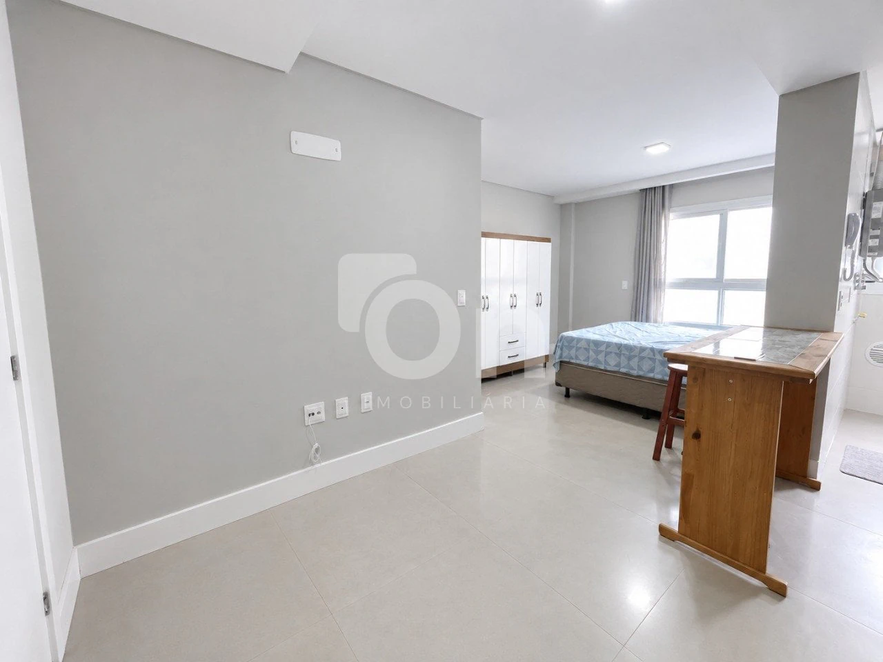 One-bedroom apartment in a building with a coworking space — photo 2