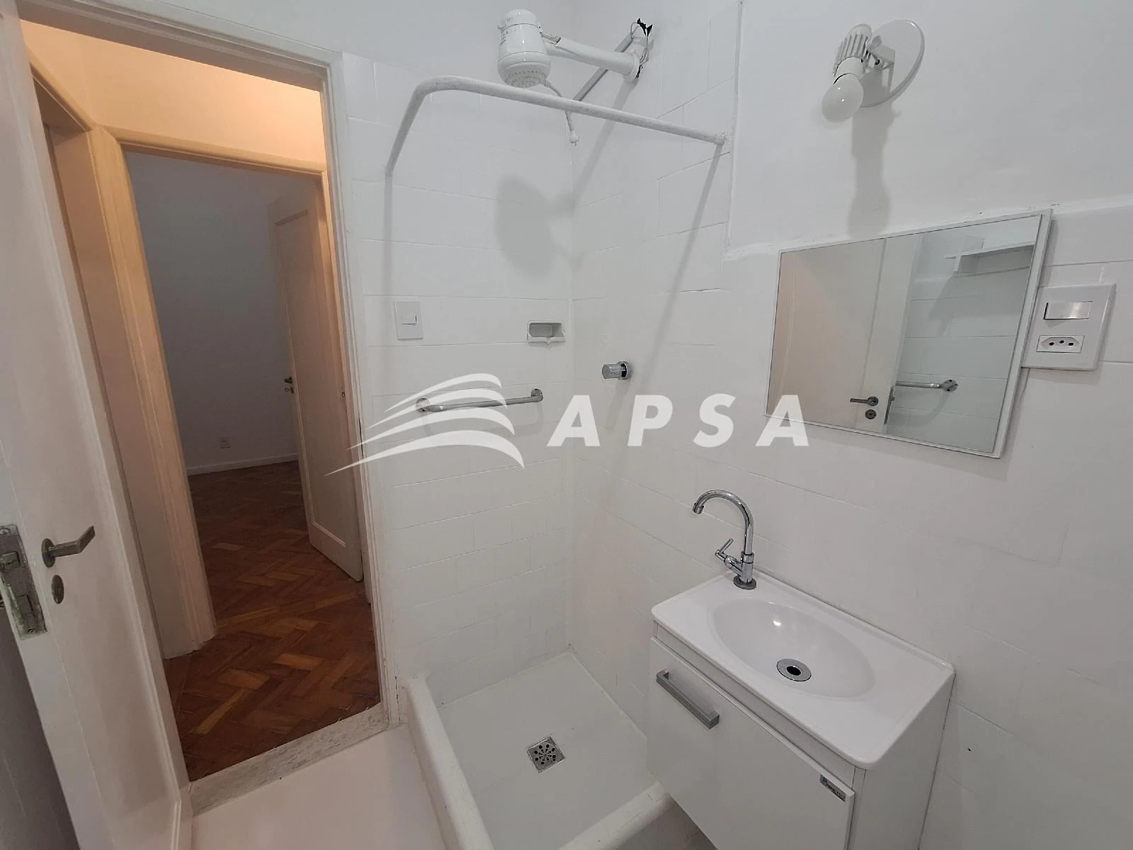 Wood or laminate floors in a 4-bedroom apartment, 120 m² — photo 22
