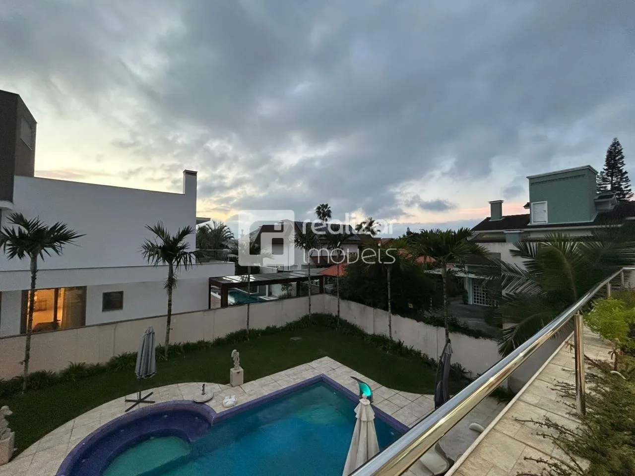 House with 5 bedrooms and a balcony grill