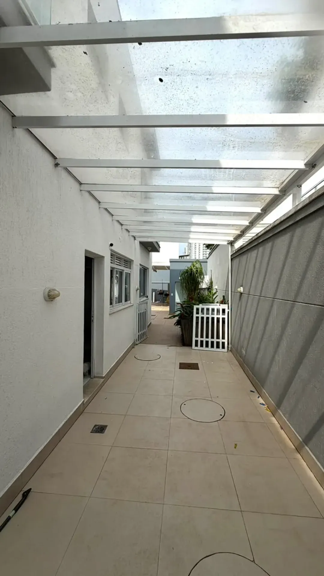 House, 400 m², with floor-to-ceiling windows — photo 9