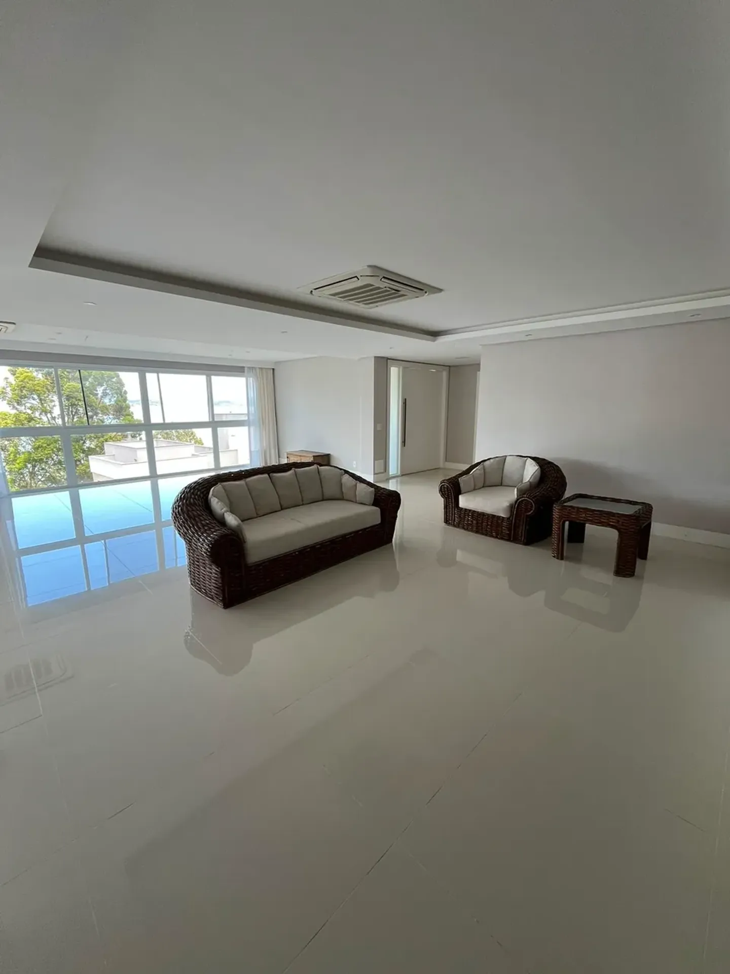 Casa de 1000 m² con vista al agua y chimenea — photo 72