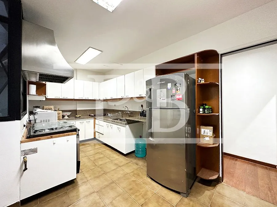 4-bedroom apartment with 250 m² and glassed-in balcony — photo 32