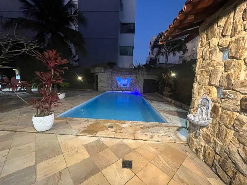 Balcony with a grill in a 4-bedroom house, 420 m² — photo 15