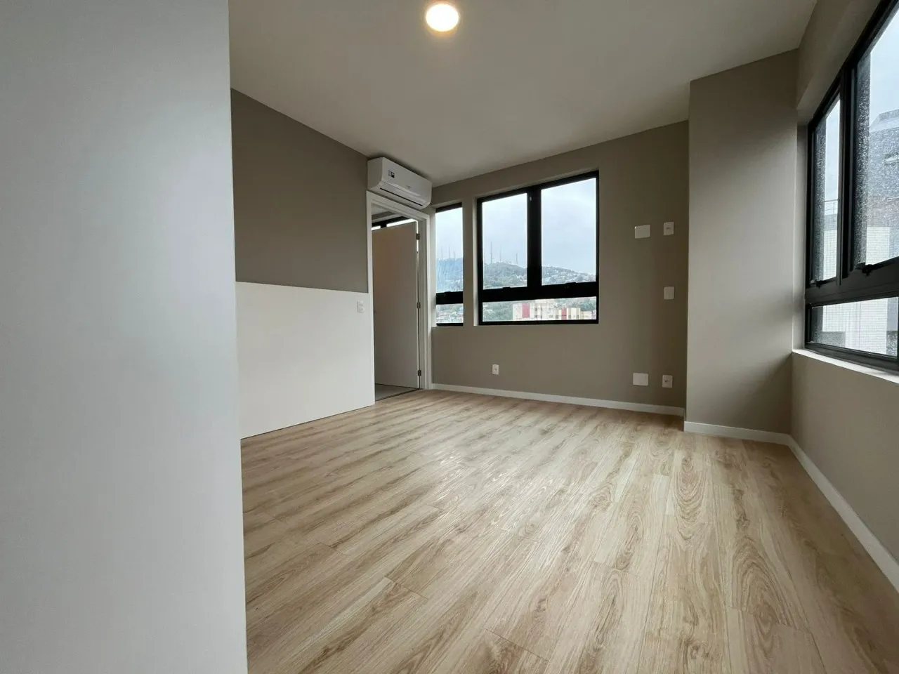 Apartamento de 1 dormitorio con cocina abierta y 58 m² — photo 3