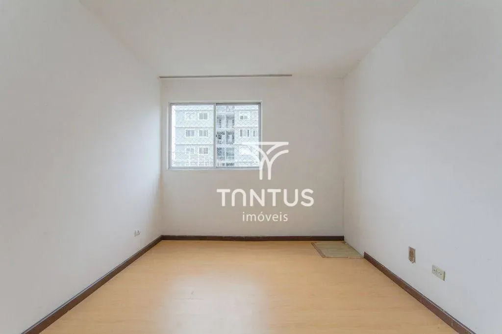 Wood or laminate floors in a 2-bedroom apartment, 66 m² — photo 5