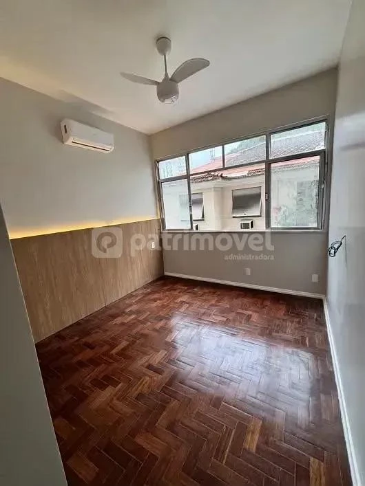 Wood or laminate floors in a 2-bedroom apartment, 70 m² — photo 4