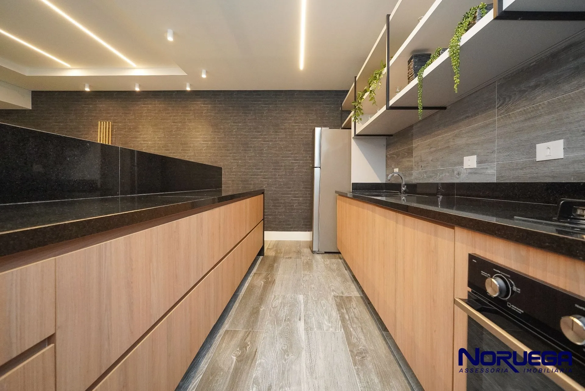 3-bedroom apartment with a glass-enclosed balcony — photo 28