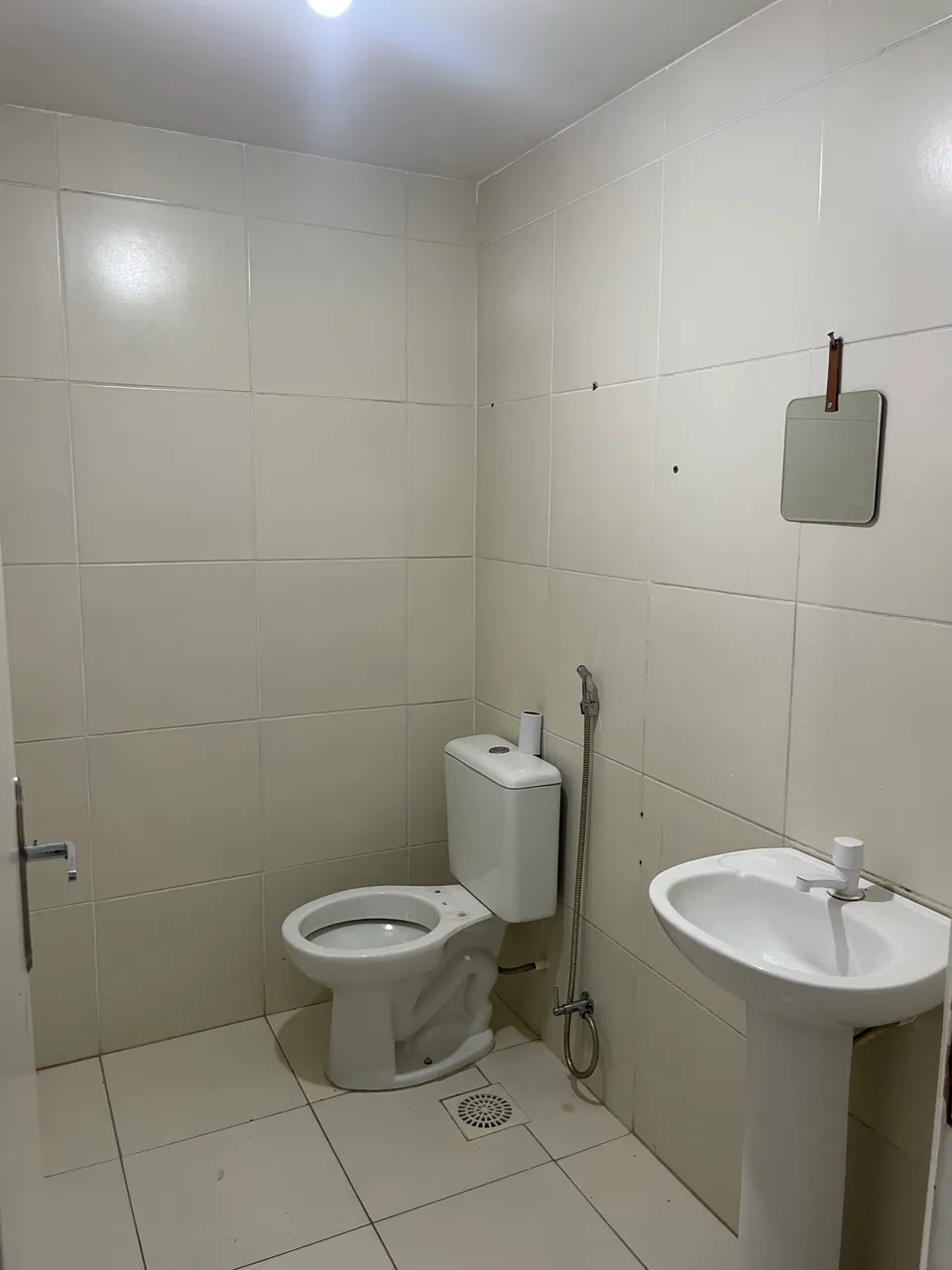 Unfurnished 2-bedroom apartment with a glass shower — photo 10