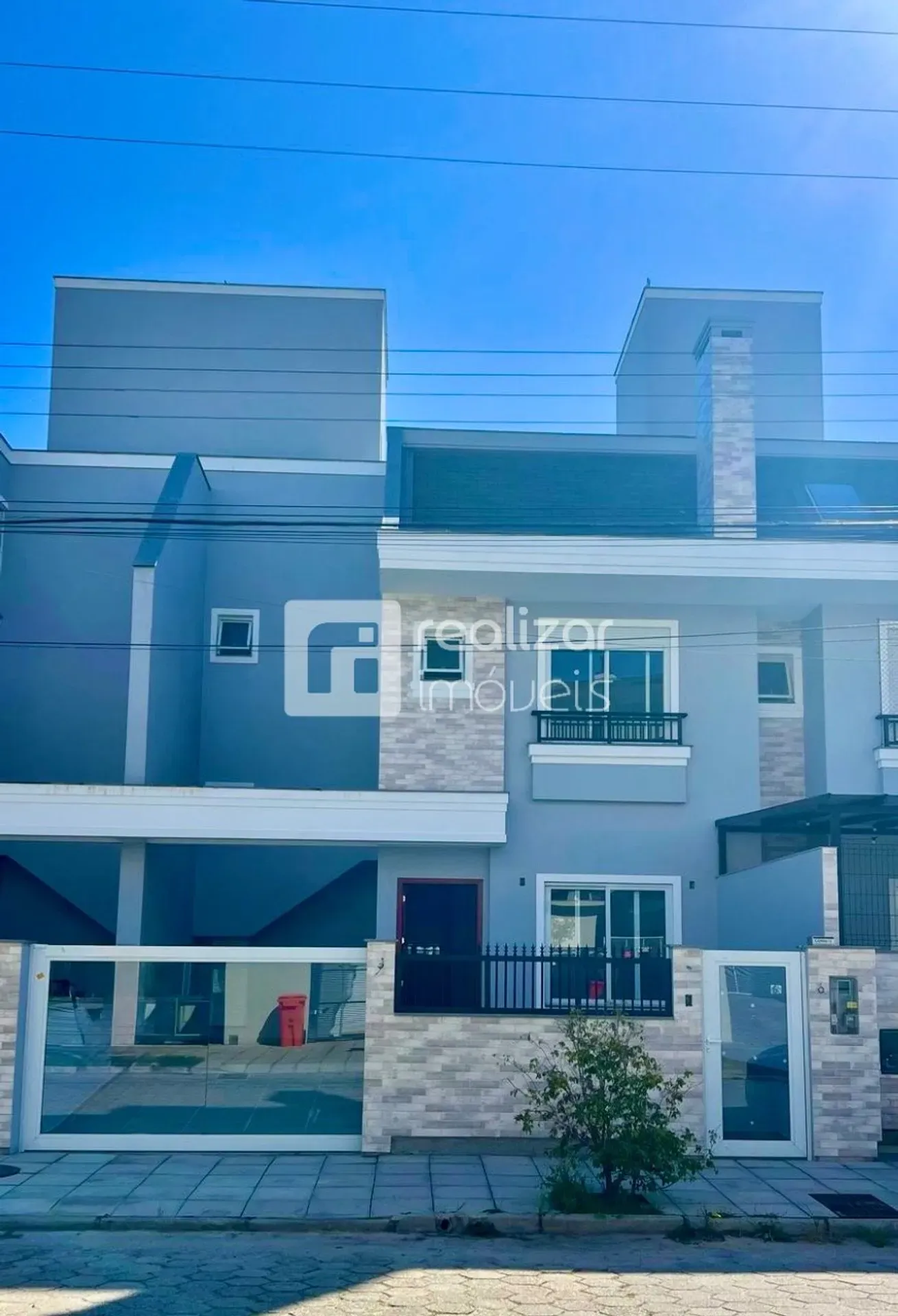 4 en-suite bedrooms in a 217 m² house with garden