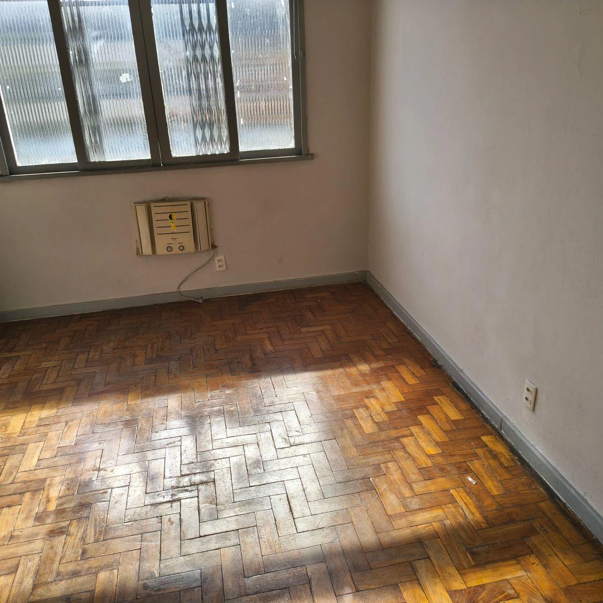 2-bedroom apartment with wood or laminate floors — photo 8