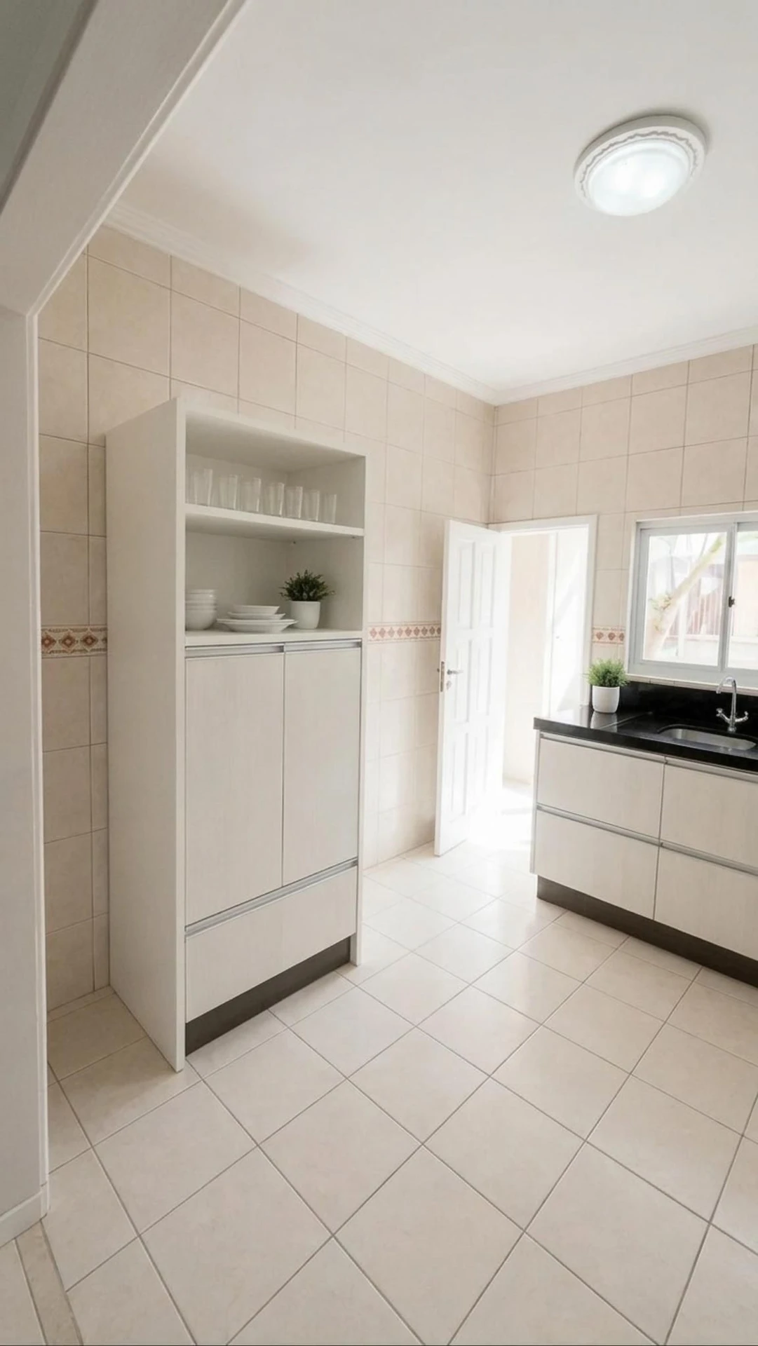 Bathtub in a 4-bedroom house, 330 m² — photo 16