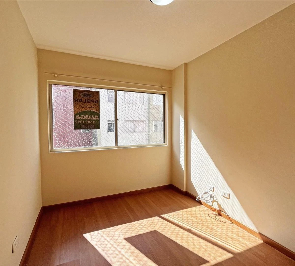 2-bedroom apartment with wood or laminate floors in Curitiba — photo 3