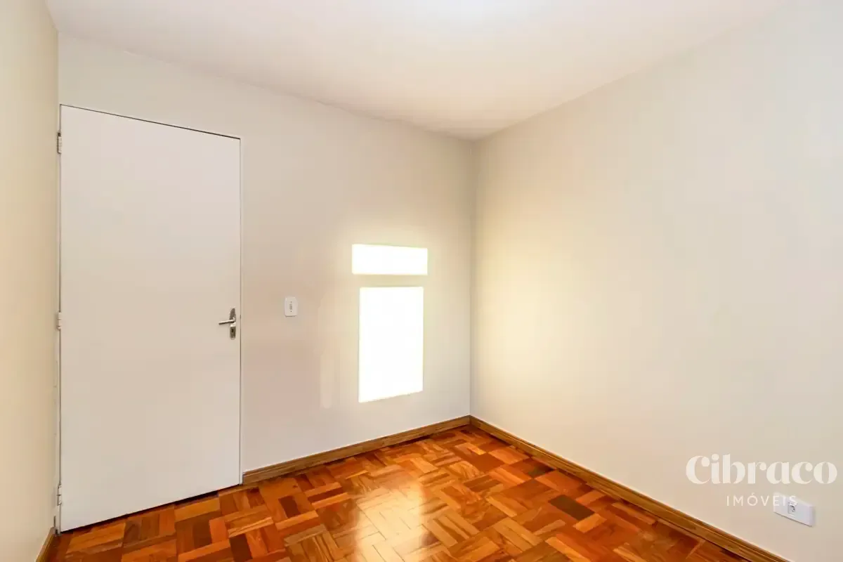 Apartamento de aluguel com 2 quartos e piso de madeira — photo 22