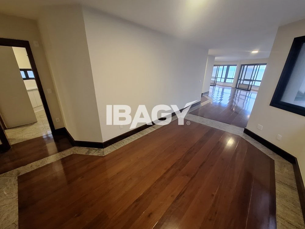 4-bedroom apartment with private BBQ and wood floors — photo 5