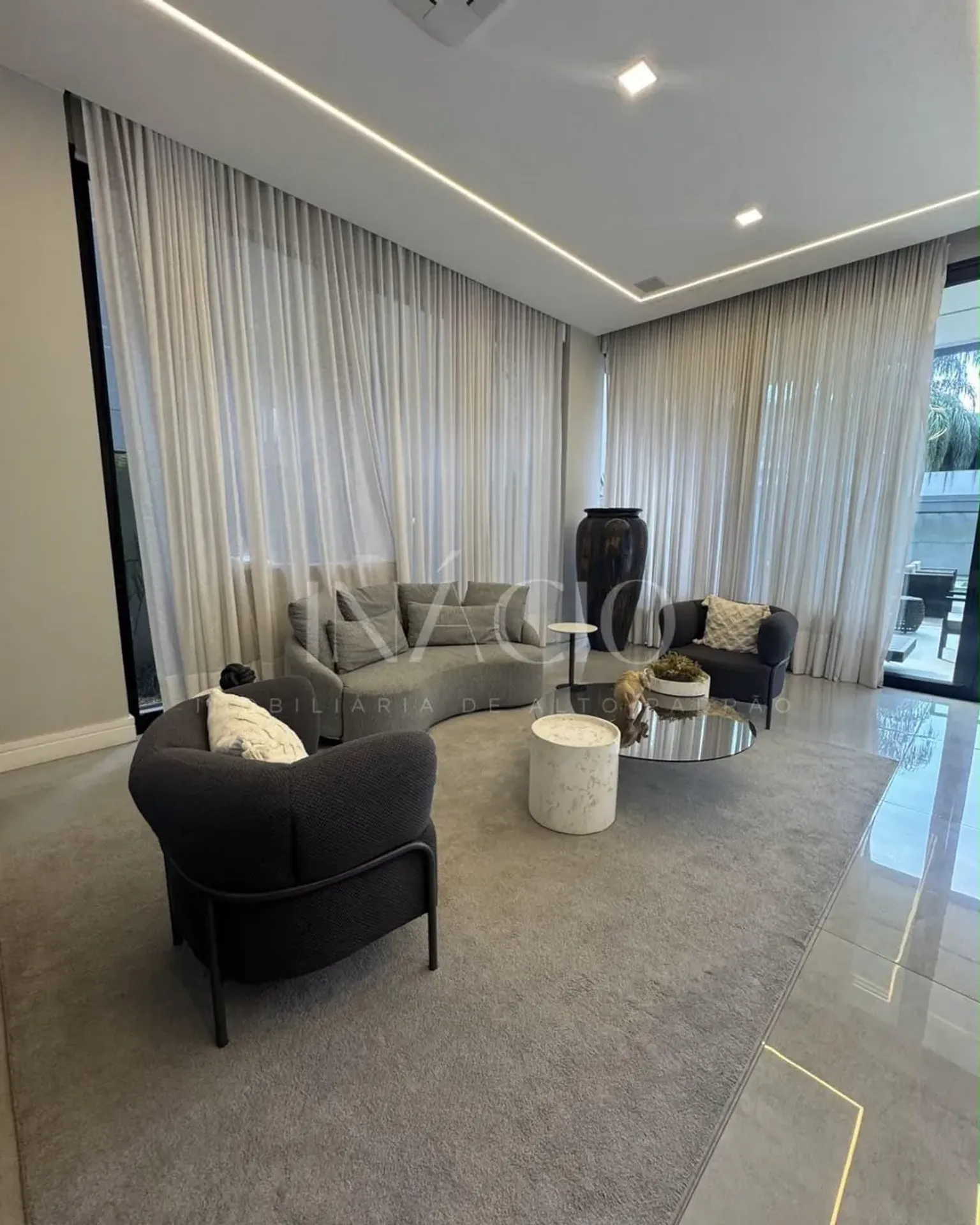 Furnished house, 600 m², with floor-to-ceiling windows — photo 9