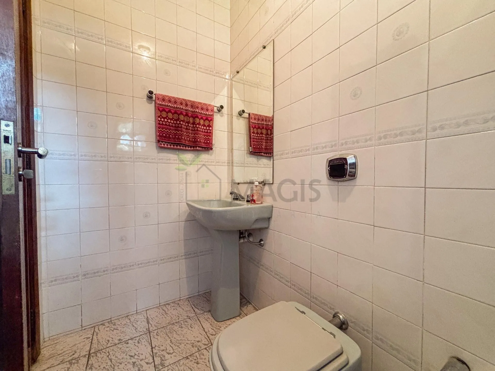 House with 5 bedrooms and 13 parking spaces across 2 floors — photo 50