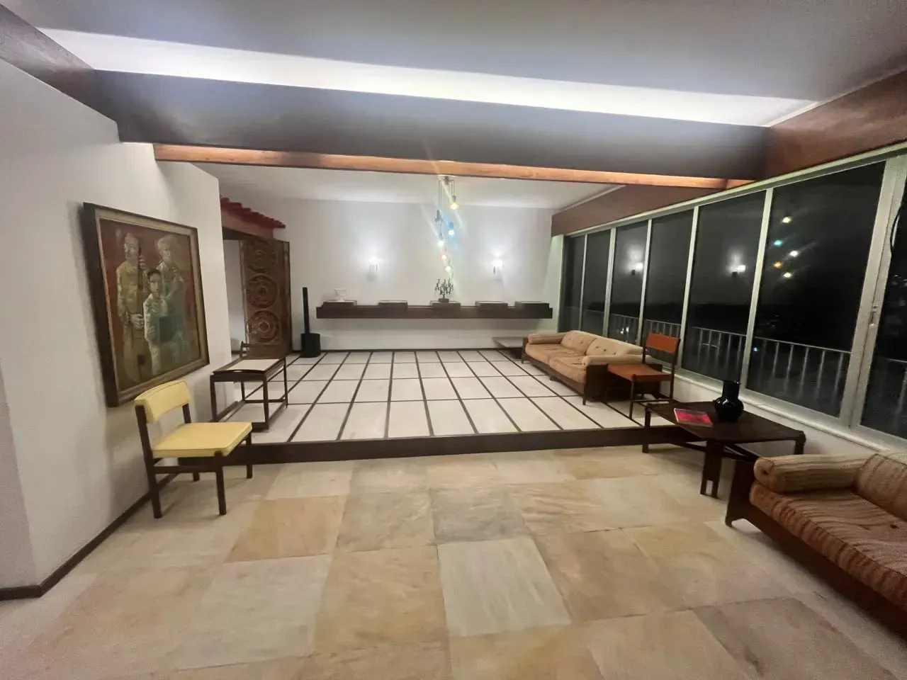 Apartment with a closed-off kitchen and room to work