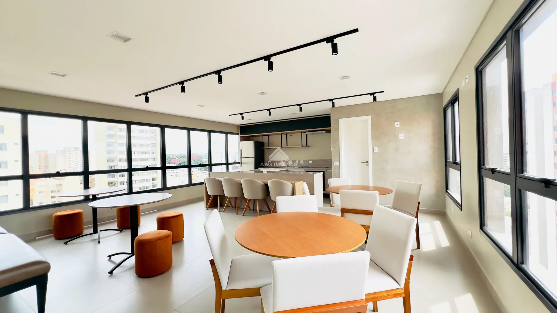 Apartamento de 1 quarto com cozinha fechada e fogão elétrico — photo 23