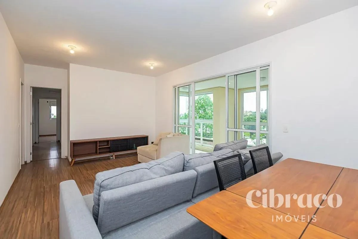 Balcony with a grill in a 4-bedroom apartment, 131 m²