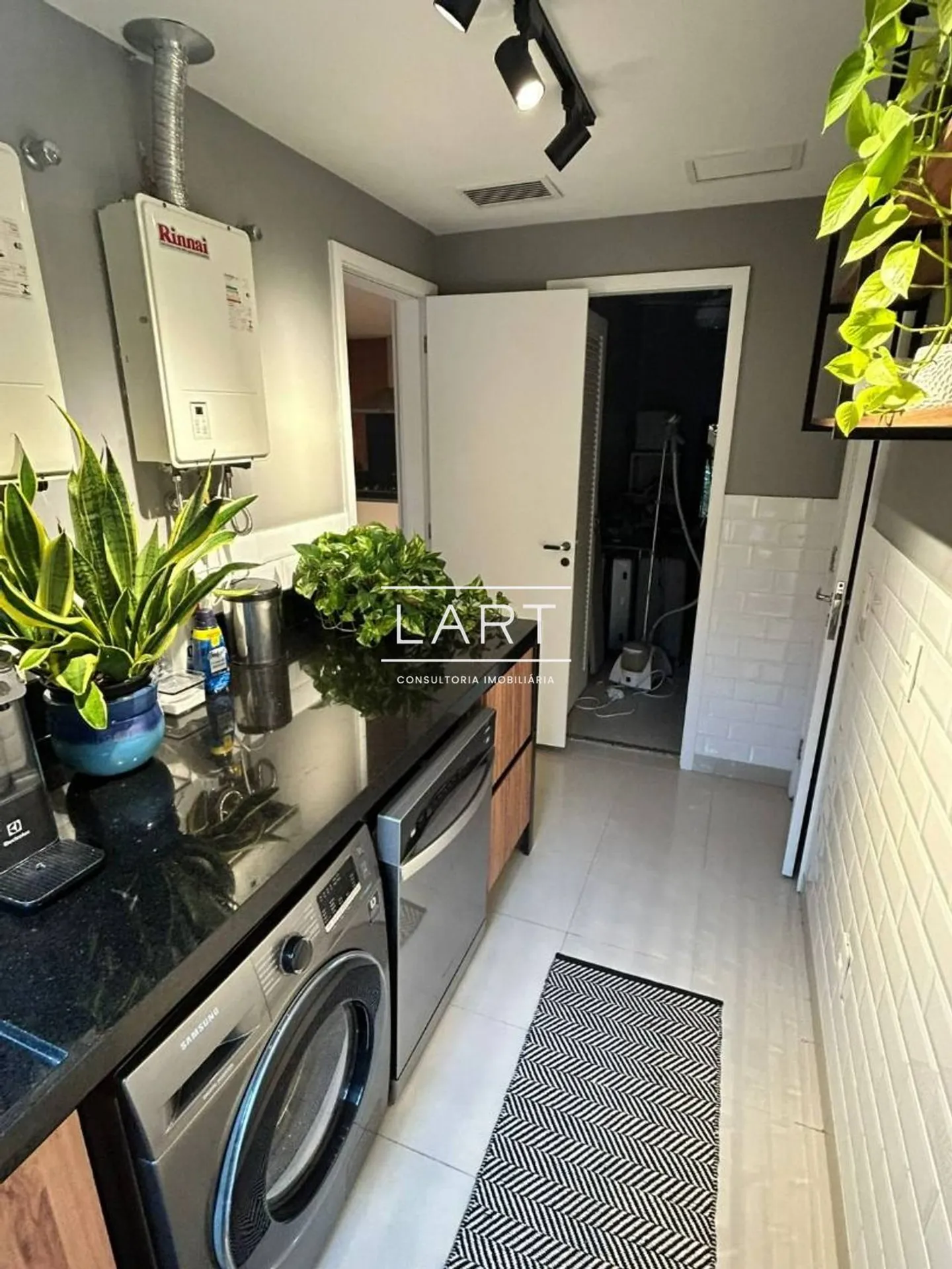 Apartment with 4 en-suite bedrooms and 260 m², glass balcony — photo 19