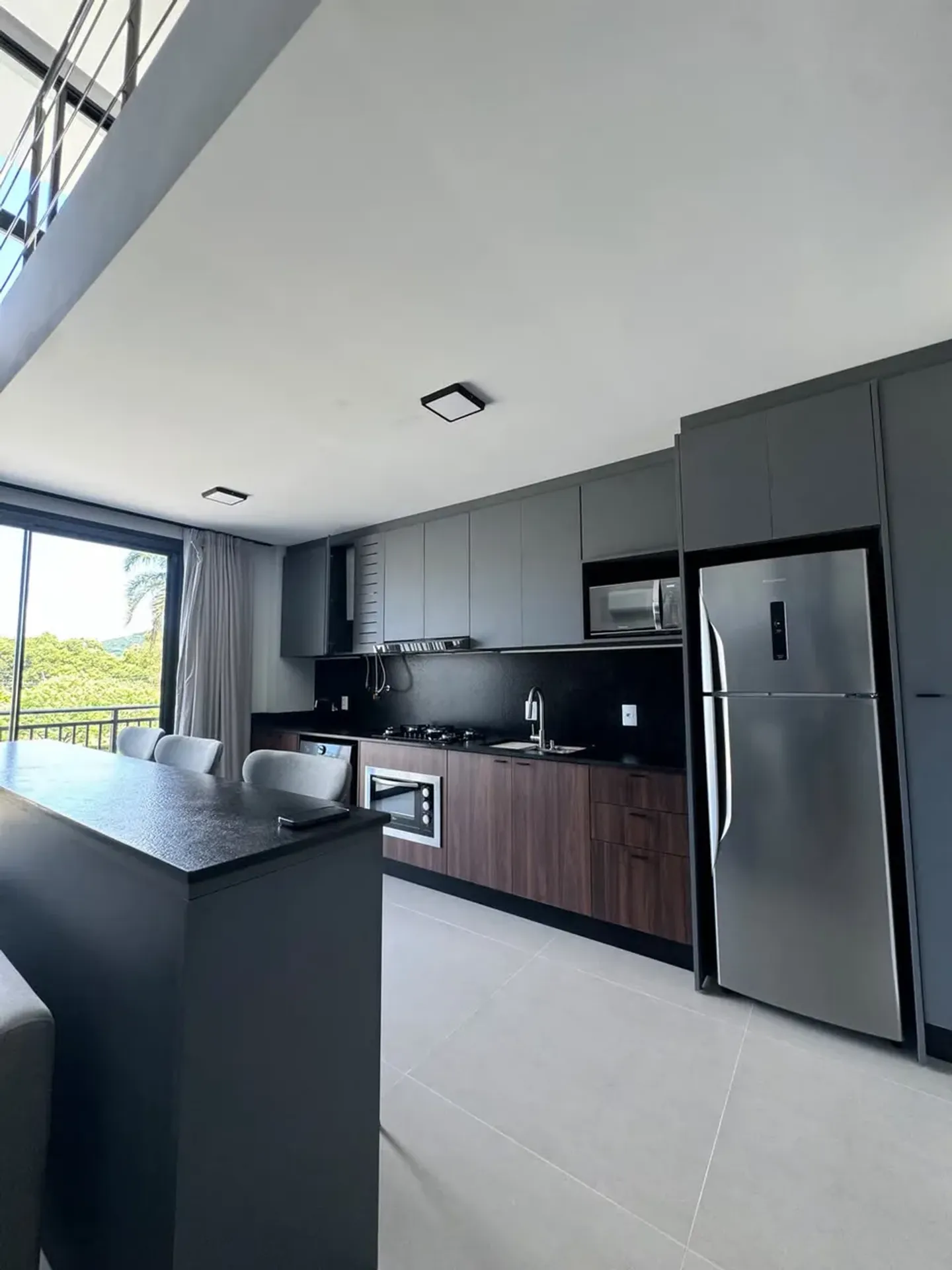 One-bedroom apartment with floor-to-ceiling windows — photo 7