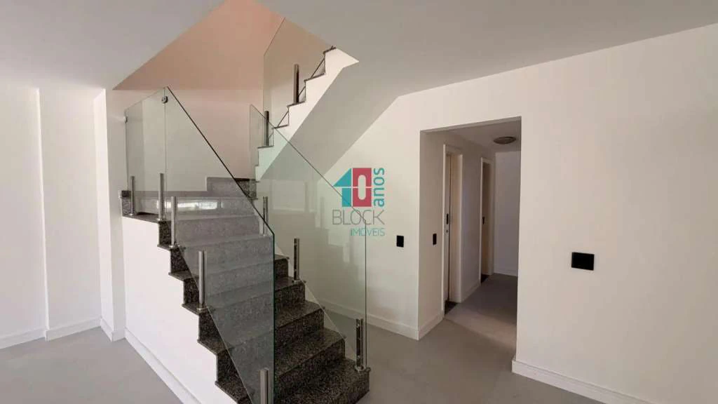 Будинок на 5 кімнат, 2 окремі ванні, 4 санвузли, 320 м² — photo 25