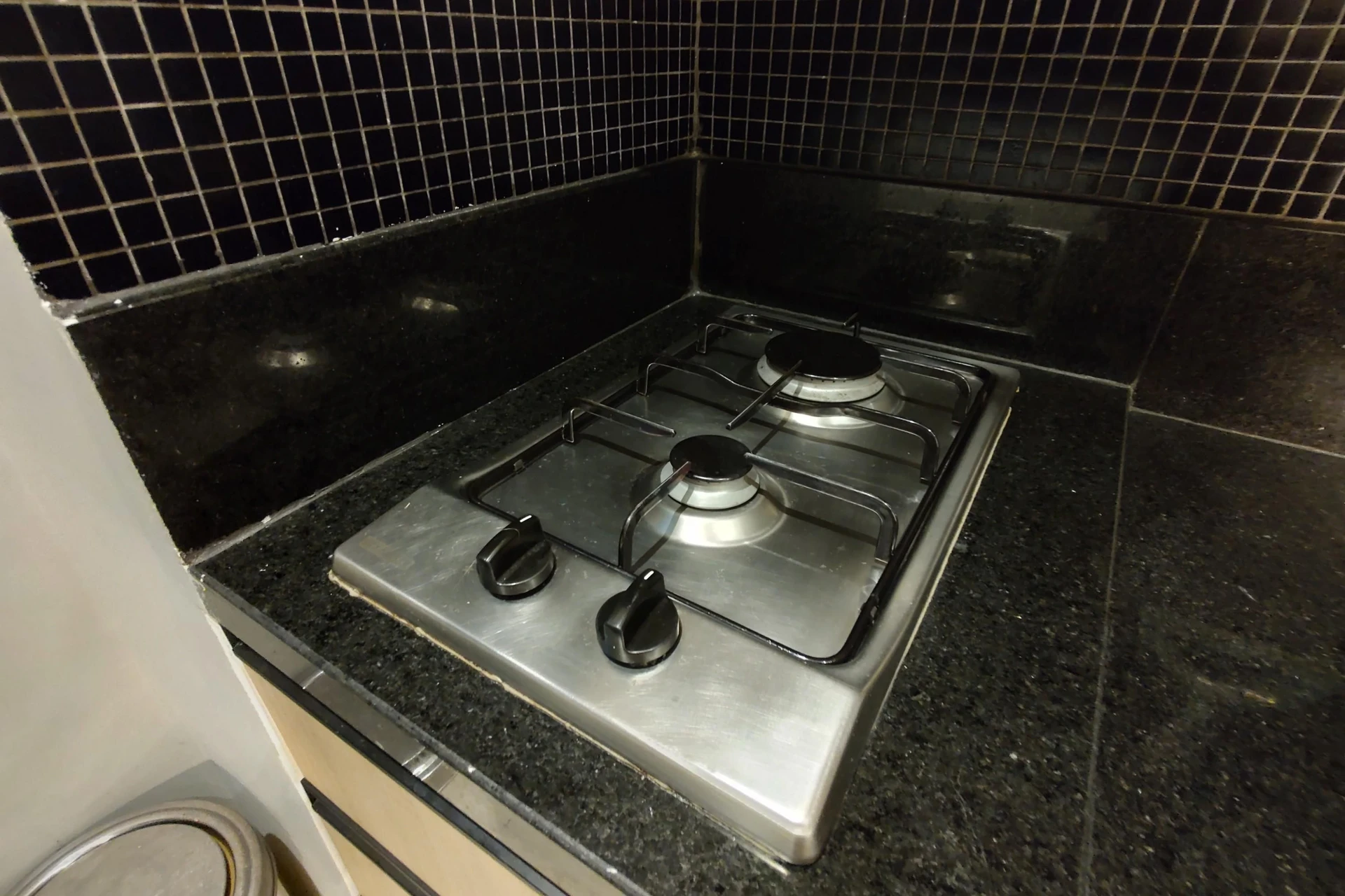 Furnished 1-bedroom apartment with an open-plan kitchen — photo 39