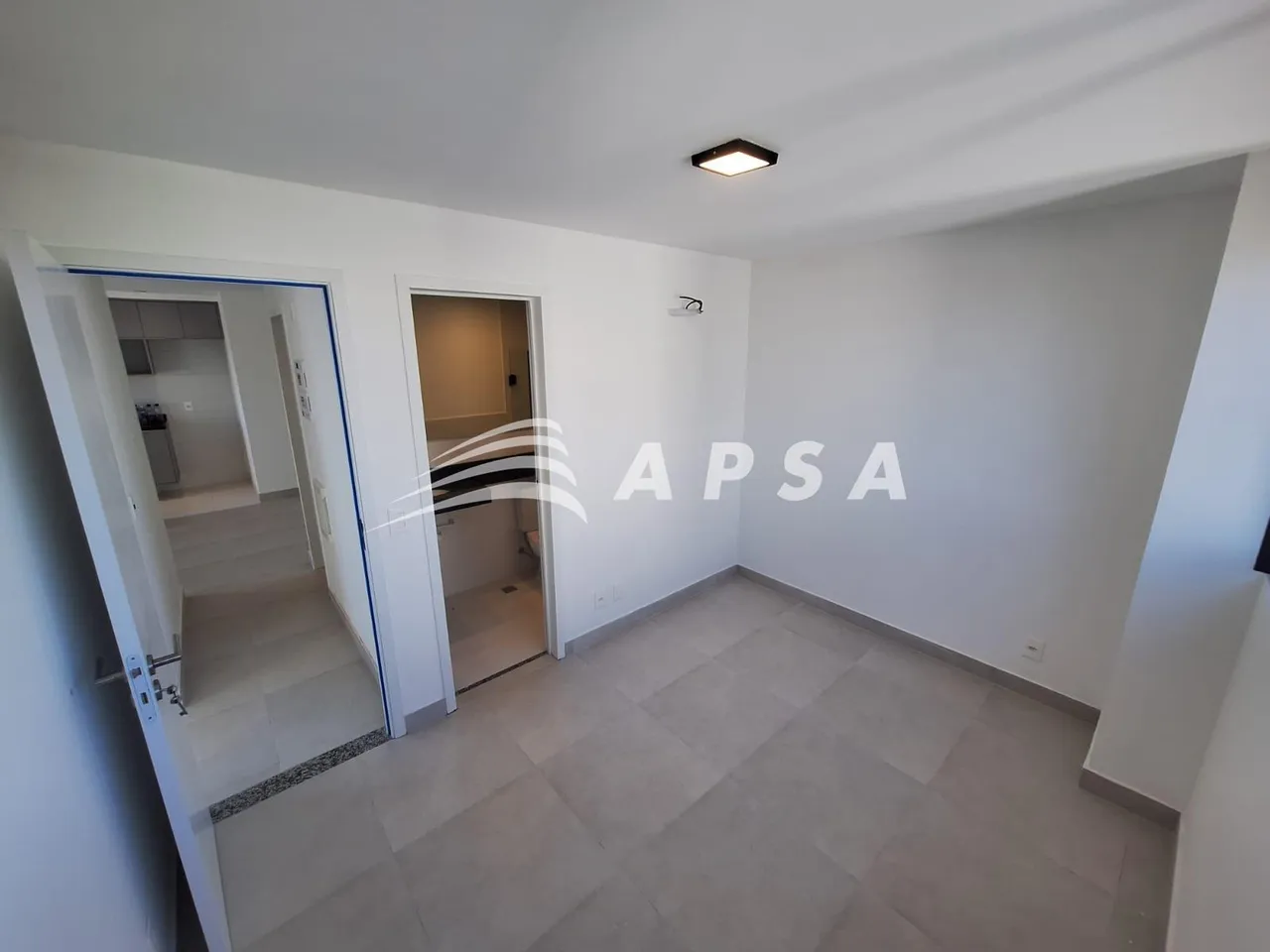 3-bedroom unfurnished apartment with open-plan kitchen — photo 9