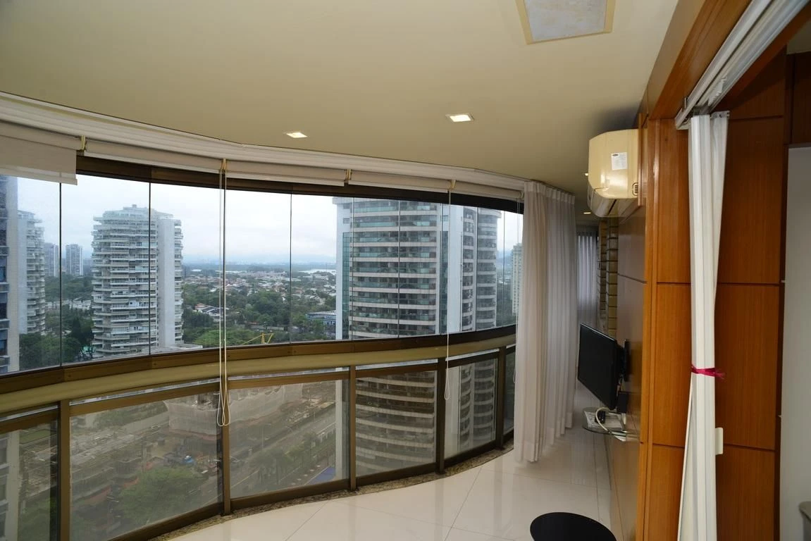 Glass-enclosed balcony in a 3-bedroom apartment, 139 m²