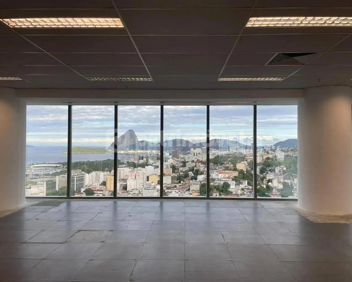 Apartamento sin muebles con 15 baños y ventanas de piso a techo