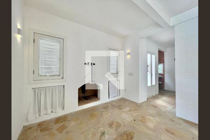 Balcony with a grill in a 3-bedroom house, 220 m² — photo 39