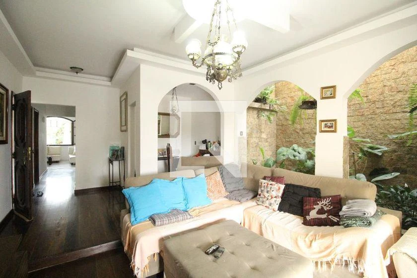 Rental house with 6 bedrooms and 3 en-suite, 599 m²