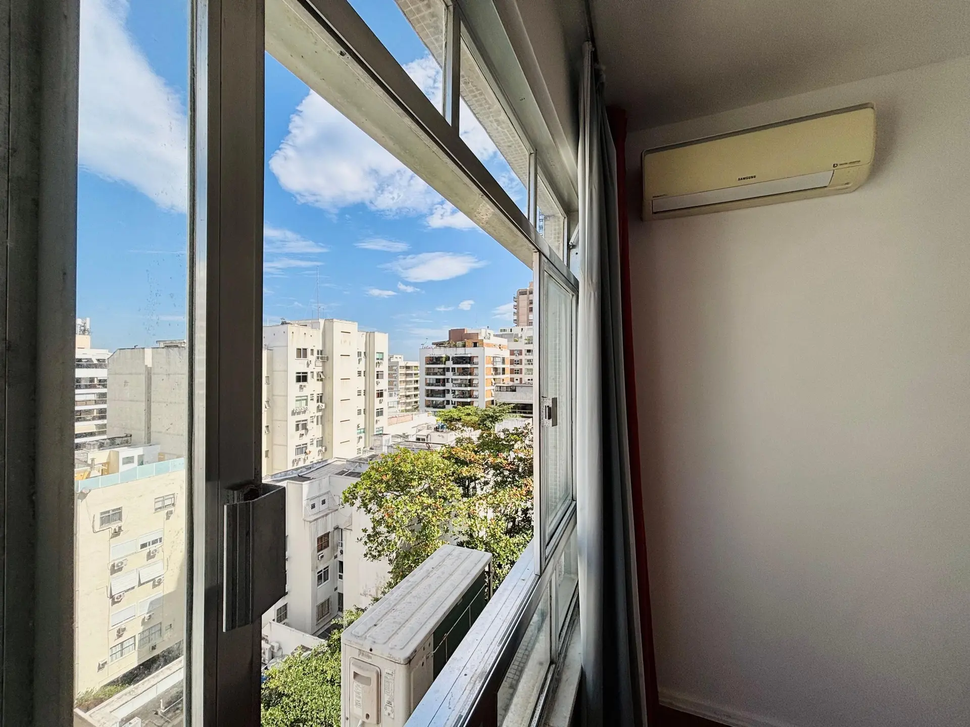 Furnished apartment with a glazed balcony and 3 bedrooms — photo 30