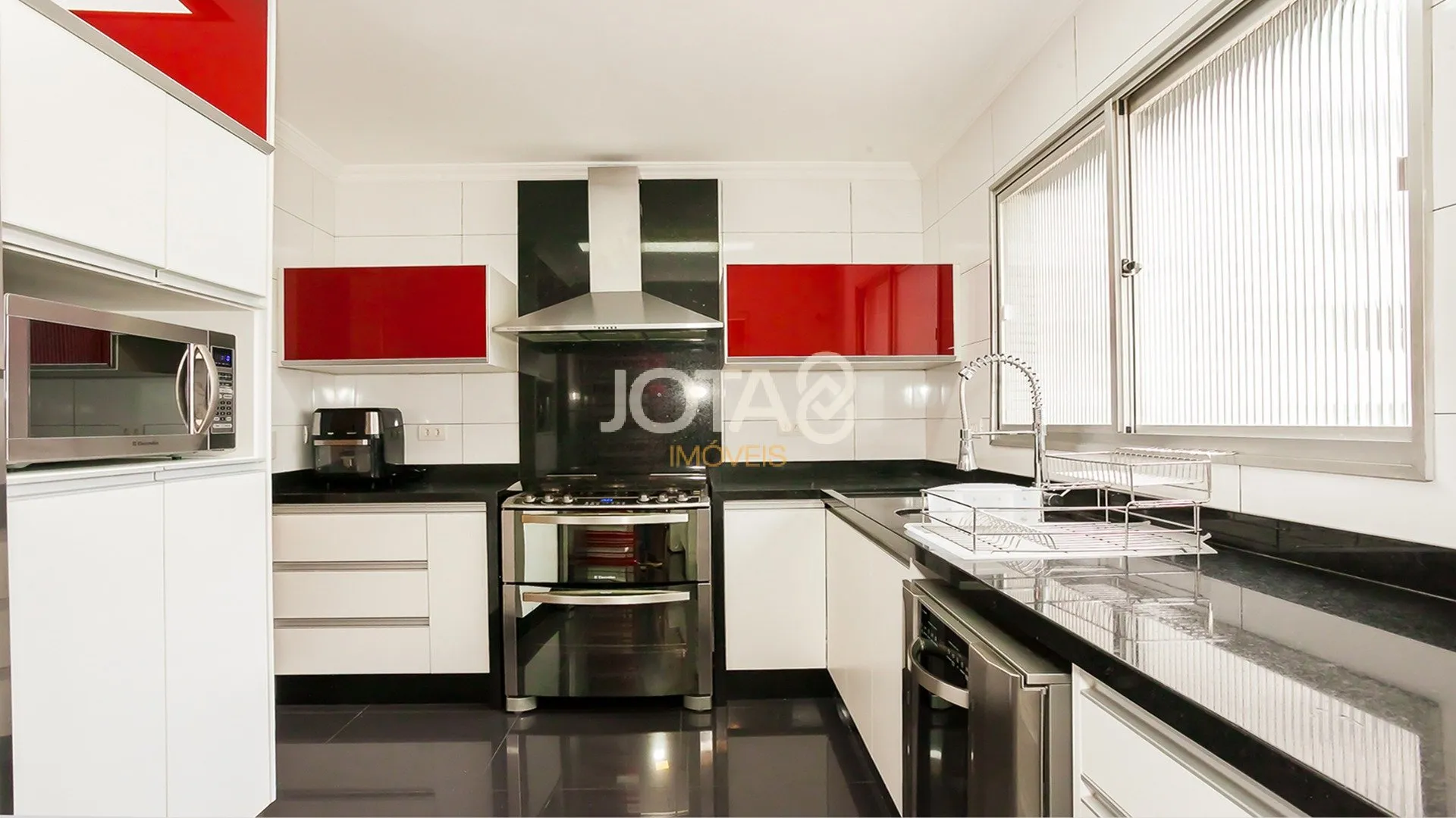 219 m² furnished apartment with 4 bedrooms and private garden — photo 5