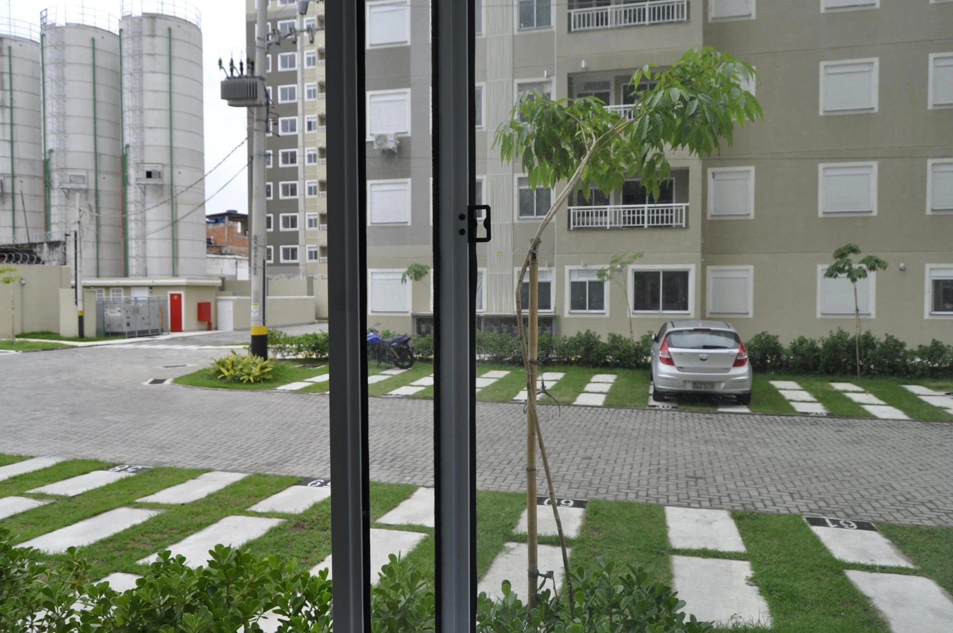 2-bedroom apartment in a building with a pool — photo 4