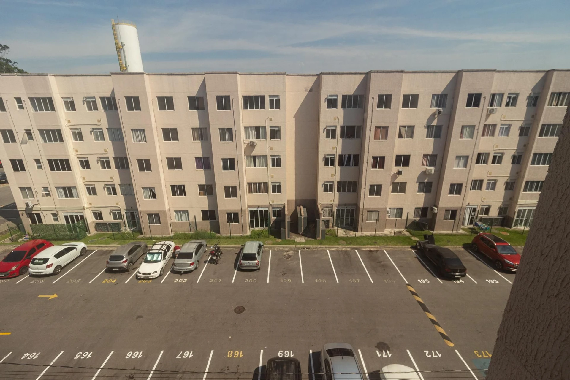 2-bedroom apartment with shared outdoor pool — photo 9
