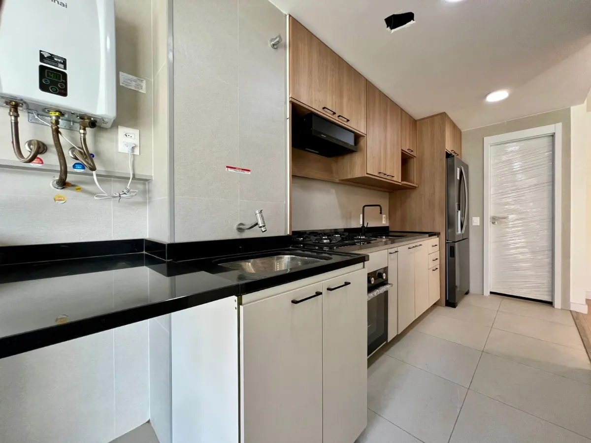 Glass-enclosed balcony in a 3-bedroom apartment, 98 m² — photo 13