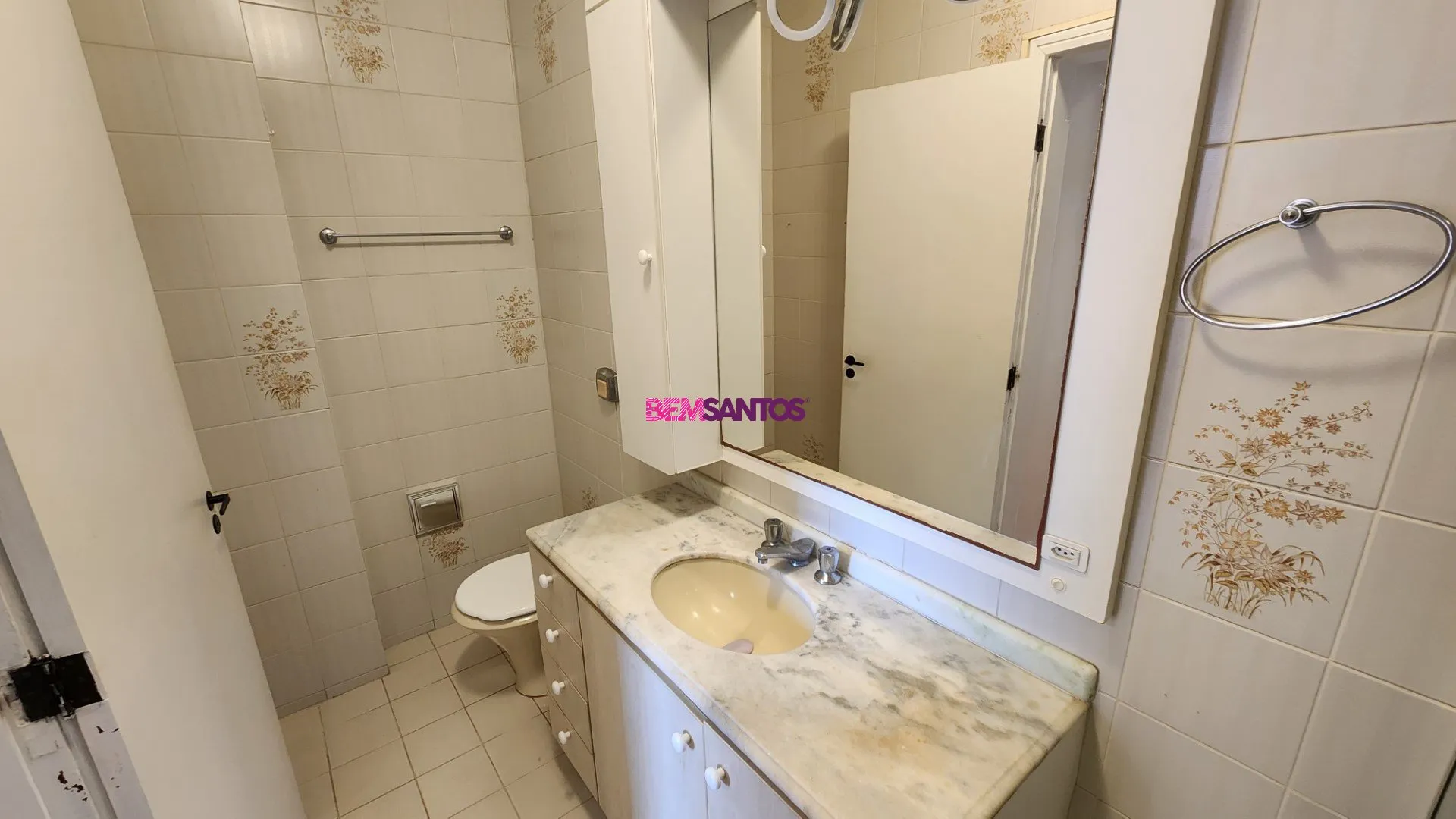 Furnished 4-bedroom apartment with a balcony — photo 25