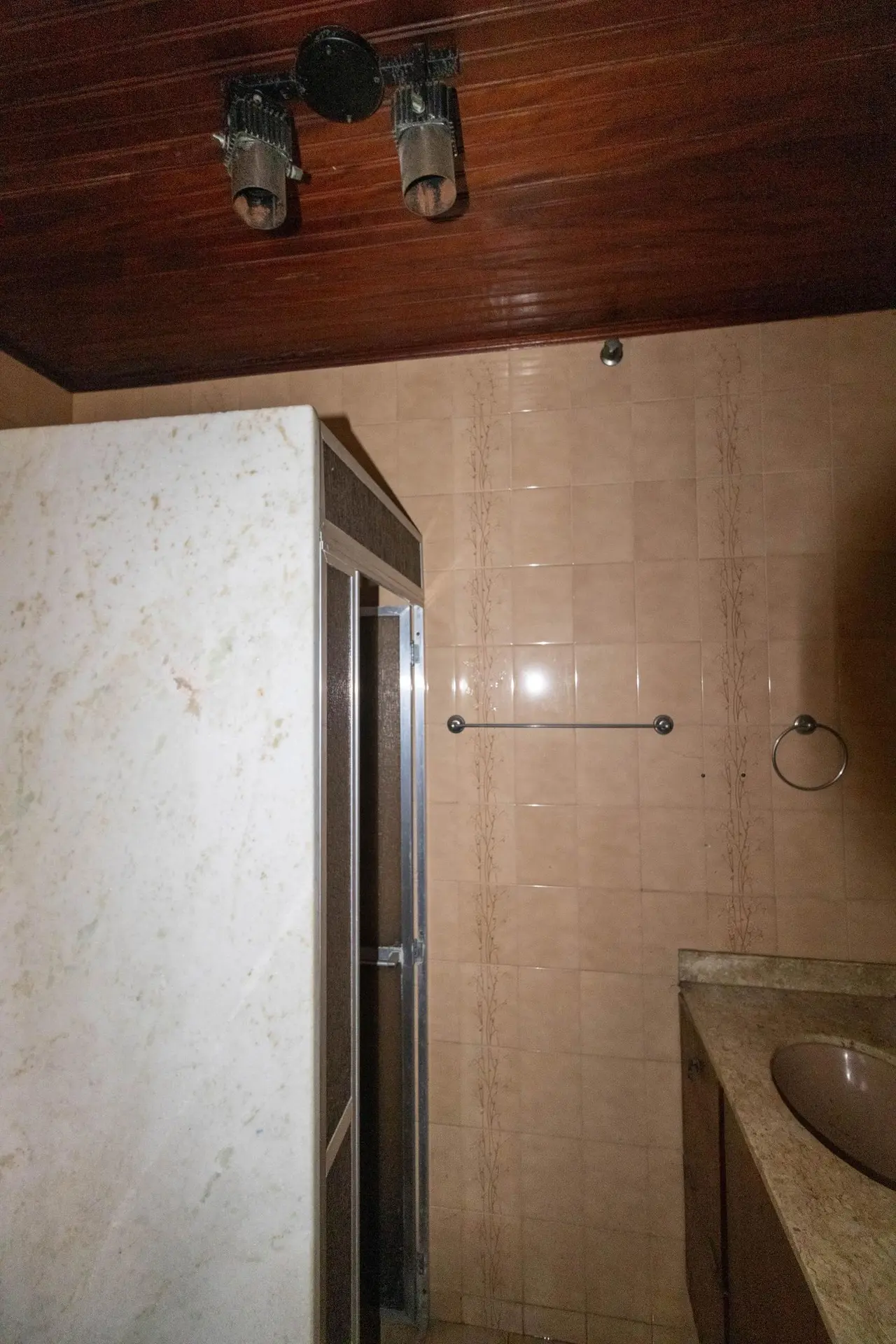 House with 4 bedrooms and 1 bathroom, separate kitchen — photo 41
