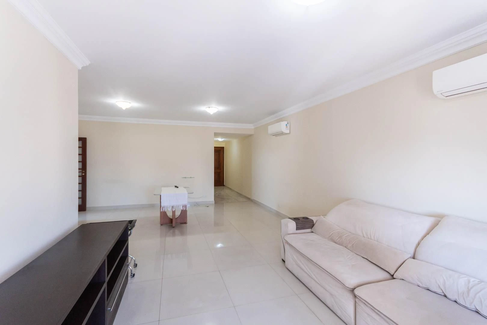 Balcony with a grill in a 3-bedroom apartment, 135 m² — photo 27