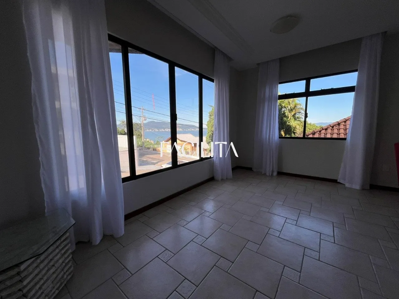Furnished 456 m² house with 3 en-suite bedrooms and pool — photo 34