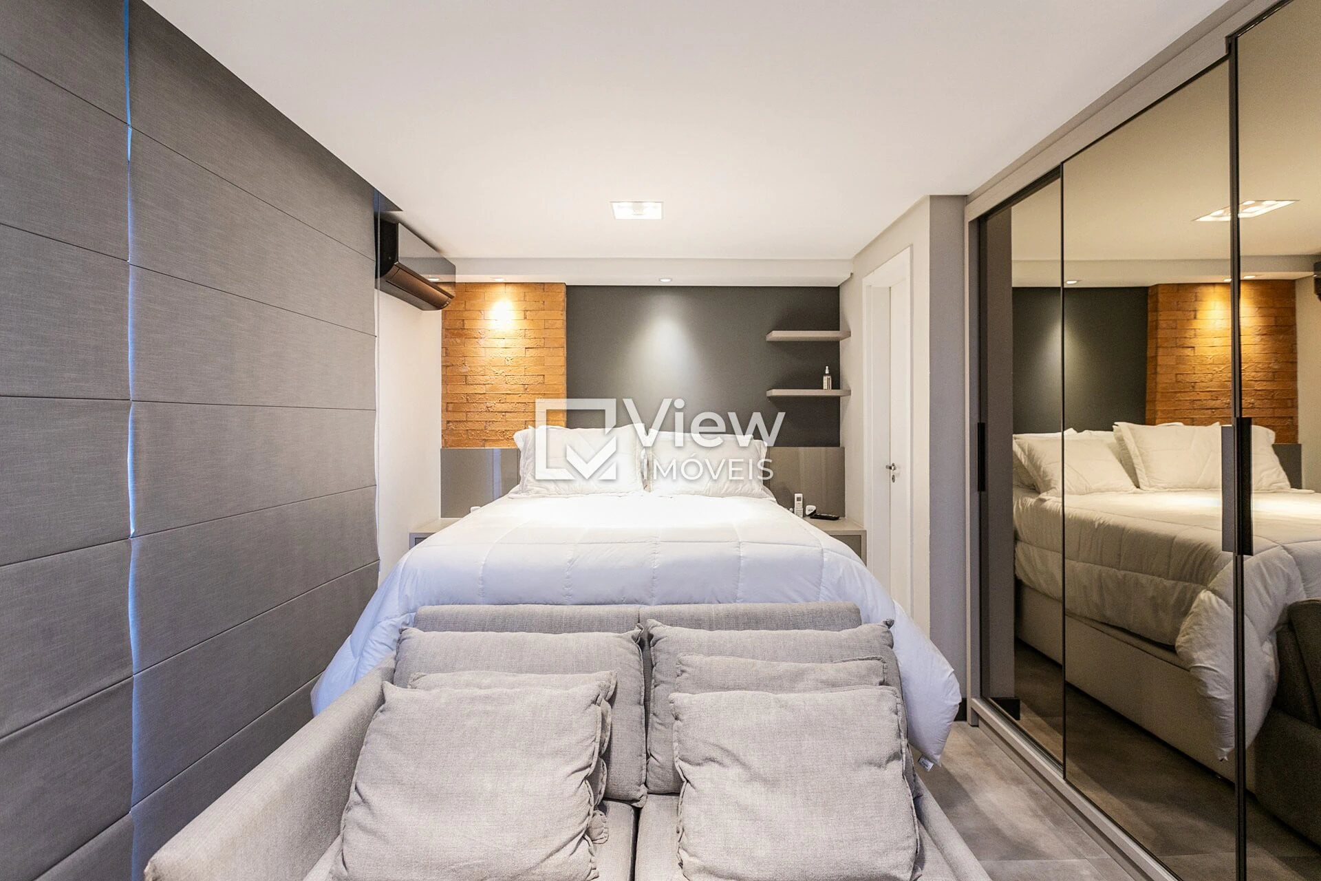 Furnished studio, 35 m², with floor-to-ceiling windows — photo 3