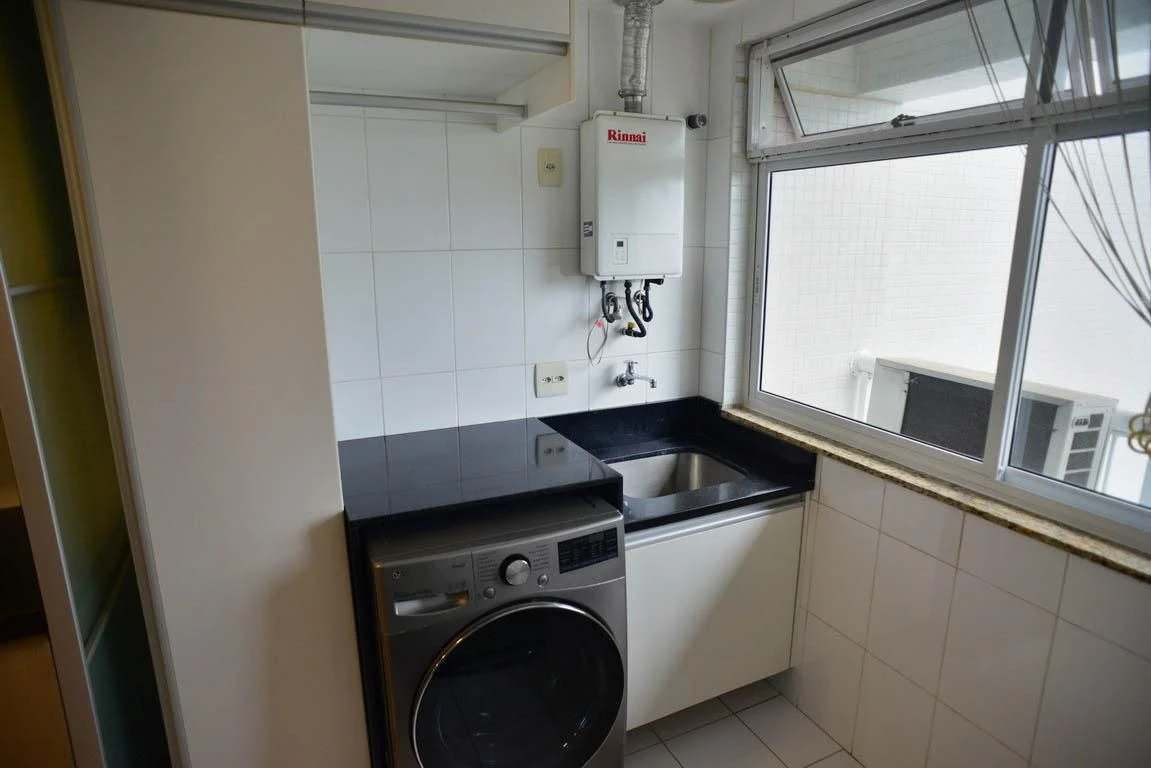 3-bedroom apartment with a glass-enclosed balcony — photo 45